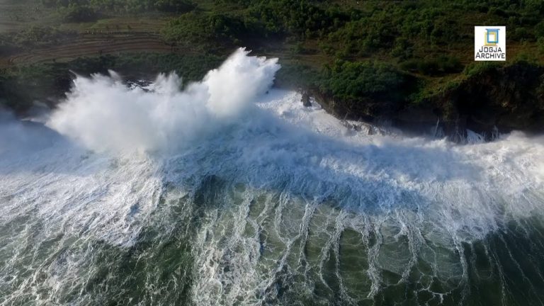 Detik-detik Gelombang Tinggi Menerjang Pantai Selatan Jogja