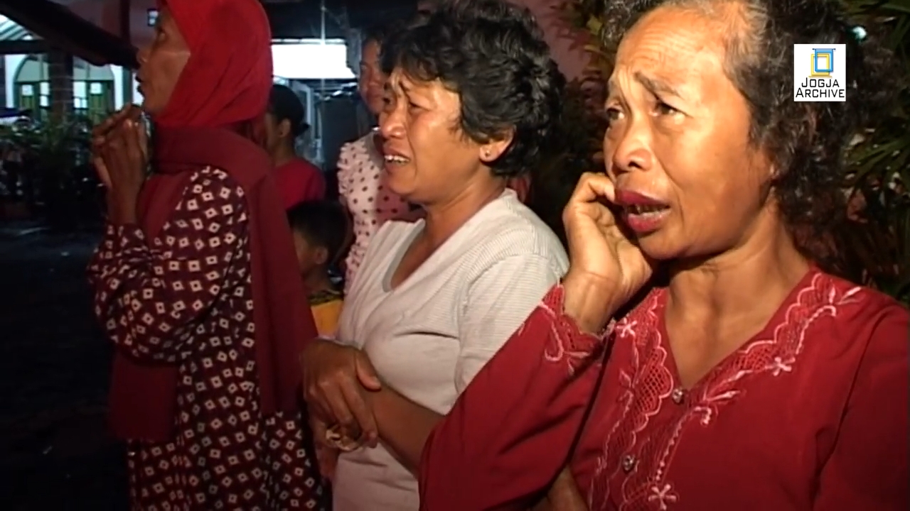 Warga Hargobinangun di halaman Kantor Kepala Desa sesaat setelah terjadi erupsi Merapi