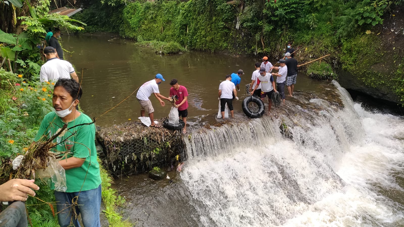 500 an WARGA SLEMAN LAKUKAN BERSIH SUNGAI SERENTAK DI 10 TITIK SUNGAI