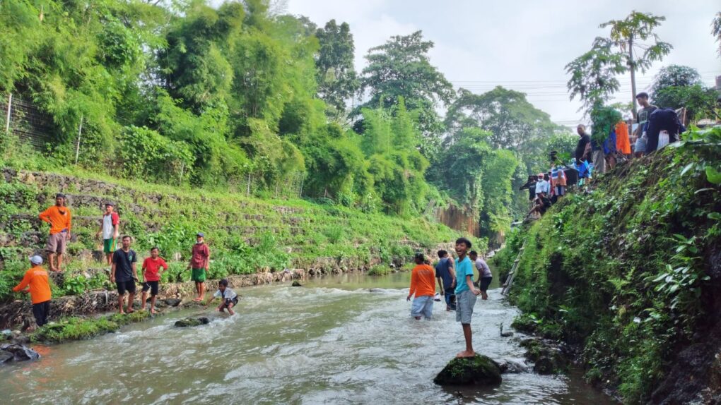 500 an WARGA SLEMAN LAKUKAN BERSIH SUNGAI SERENTAK DI 10 TITIK SUNGAI