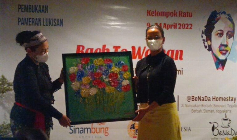 GKR Mangkubumi membuka pameran kelompok Ratu