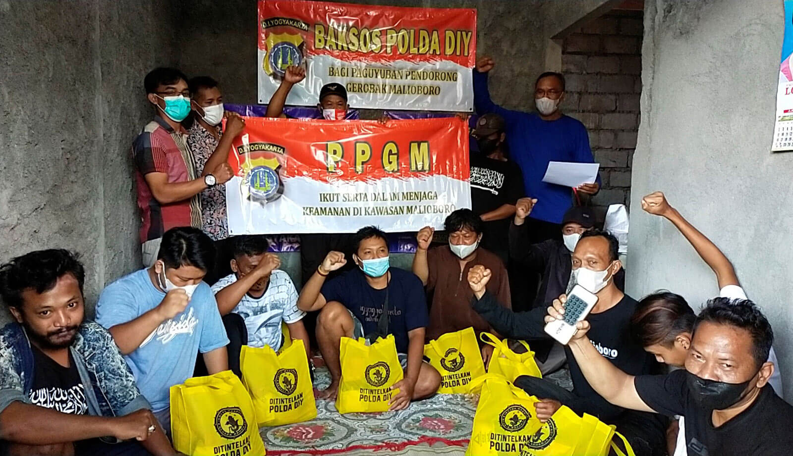 Terdampak Relokasi PKL Malioboro, Paguyuban Pendorong Gerobak Terima Bantuan Sembako dari Polda DIY