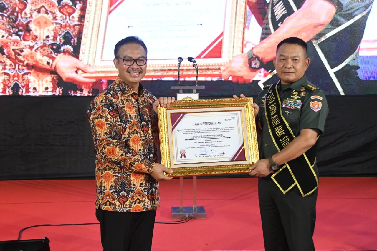 BKKBN Kukuhkan KSAD Jenderal Dudung Jadi Duta Bapak Asuh Anak Stunting Indonesia