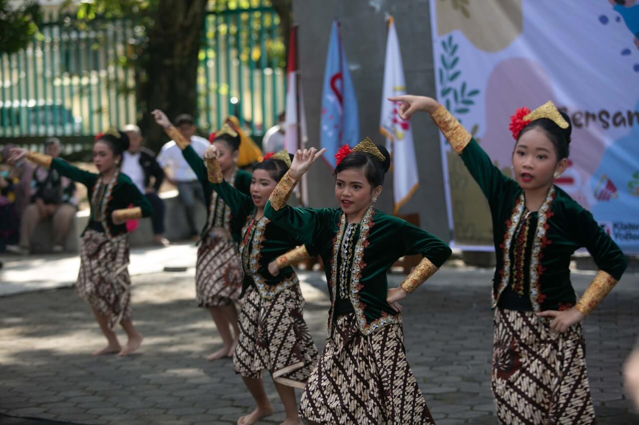 Tari Jampi Gugat Buka Festival Panjat Tebing Anak Nusantara