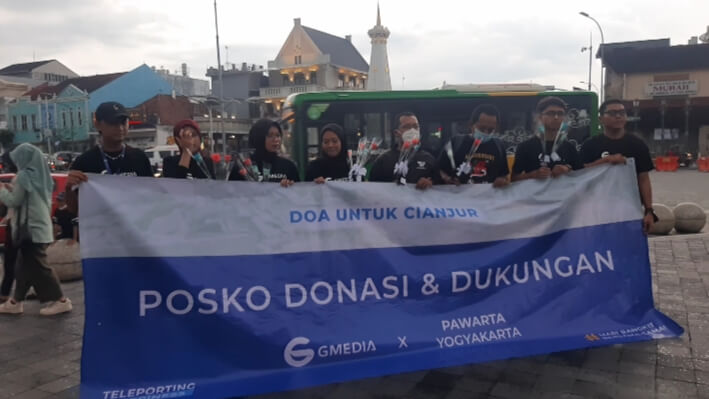 Aksi sosial GMEDIA dan Jurnalis Pawarta Yogyakarta menggelar aksi #DoaUntukCianjur sekaligus Memberi Donasi bagi Korban Gempa, Jumat (25/11)
