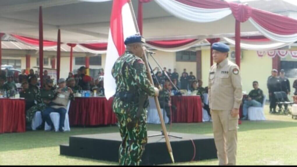 Serah terima bendera merah putih dari KOMJEN POL (P) Drs Imam Sudjarwo, M.Si kepada KOMBES POL IMAM SUHADI, SiK pada Napak Tilas perjuangan Brigade Mobile. 