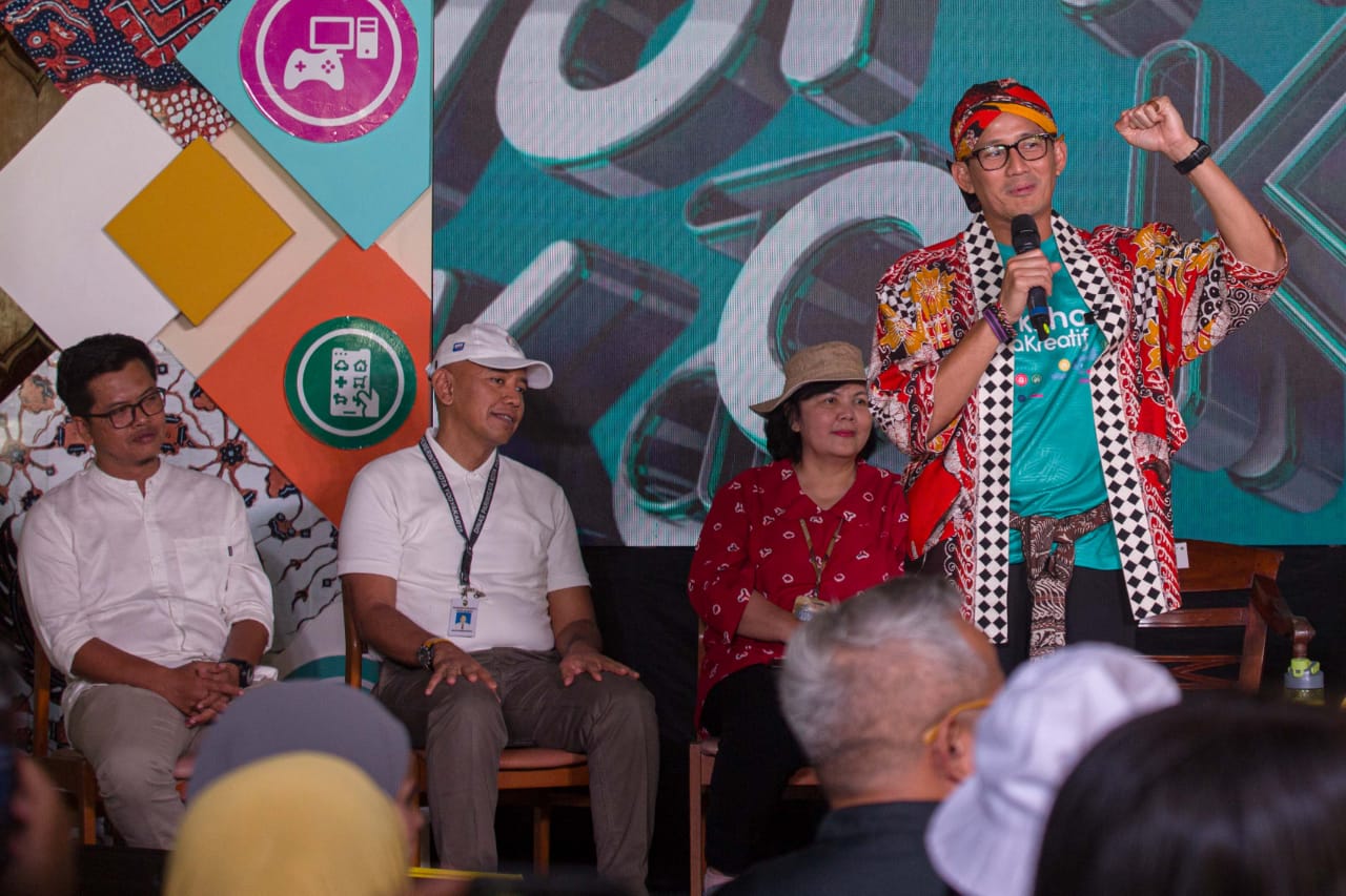 Menteri Pariwisata dan Ekonomi Kreatif Sandiaga Uno saat berbincang dengan pelaku UMKM dan ekonomi kreatif dalam worksho KaTa Kreatif di Yogyakarta, Sabtu (20/7).