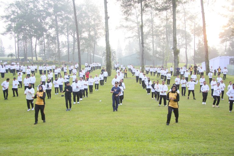 Peserta Retreat Magelang Ikuti Olahraga Pagi, Mendagri Tito Ikut Senam Pagi Bersama