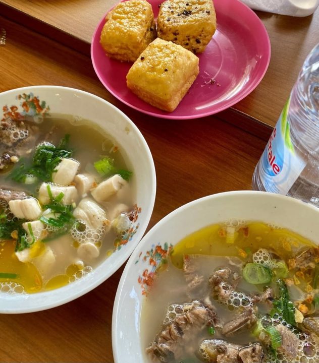 Aneka sop dan gorengan di Sop Mirnawati Pasar Kranggan, Yogyakarta (instagram @warungminrnawati)