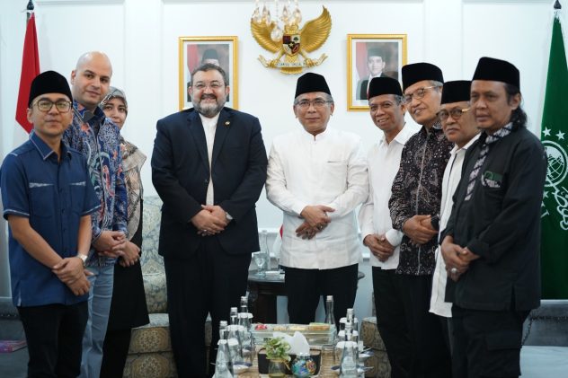Ketua PBNU, Gus Yahya, menerima kunjungan, Duta Besar Republik Islam Iran untuk Indonesia, Mohammad Boroujerdi, Jumat (20/6) di Gedung PBNU, Jakarta Pusat.
