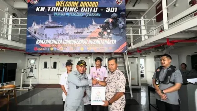 Bakamla RI menjemput 3 ABK berkewarganegaraan Indonesia yang ditangkap Malaysia - Dok. Humas Bekamla RI.