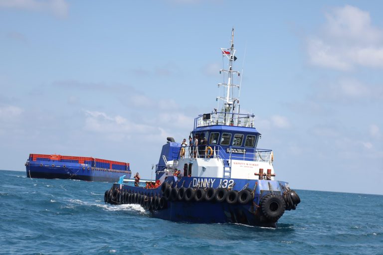 Kapal Perang TNI AL Evakuasi 9 Korban Kapal Tenggelam di Perairan Utara Pulau Bangka