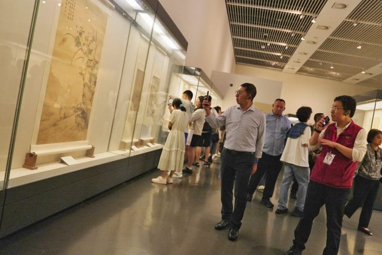 Fadli Zon Serahkan Keris ke Museum Nasional Tiongkok sebagai Simbol Diplomasi Budaya