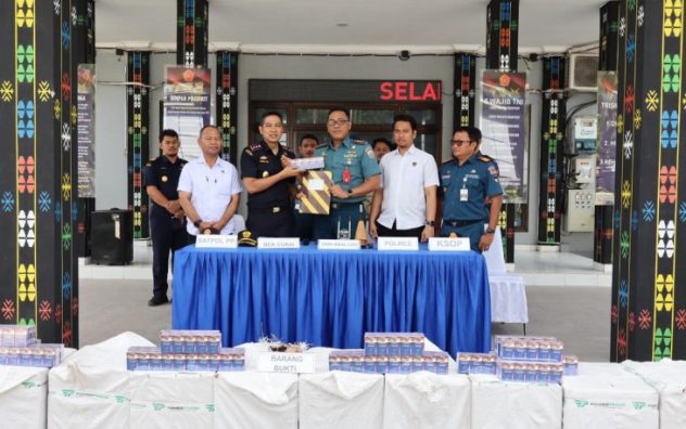 TNI AL Amankan Ratusan Ribu Rokok Ilegal Senilai Rp 120 Juta di Pelabuhan Pelindo Waeklambu NTT.