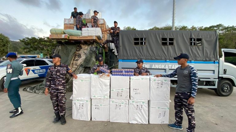 TNI AL Amankan Ratusan Ribu Rokok Ilegal di Pelabuhan Pelindo Waeklambu NTT