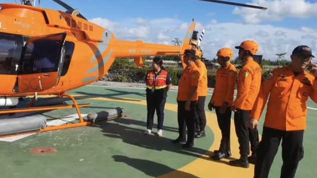 Persiapan evakuasi pendaki wanita asal Belanda, Sarah Tamar van Hulten, Kamis (17/7). 