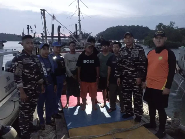 Aksi tanggap TNI AL dan TIn SAR Gabungan dalam upaya penyelamatan kapal nyaris tenggelam di Posek, Riau.
