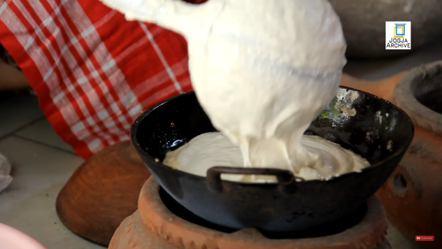 Proses pembuatan apem yang dilakukan di keputren diawali dengan prosesi ngebluk dan ngapem.