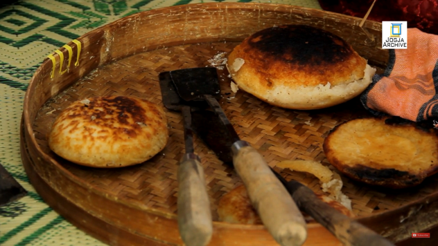 Ngebluk berasal dari suara "bluk" yang ditimbulkan saat pengolahan adonan kue apem sedang dilakukan. 