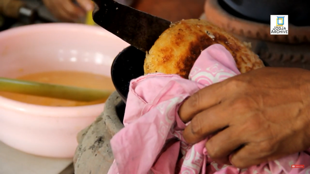 Ngebluk berasal dari suara "bluk" yang ditimbulkan saat pengolahan adonan kue apem sedang dilakukan. 