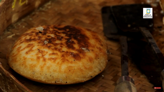 Kue apem diyakini sebagai pengaman yang berasal dari India bernama 'Appam'. 