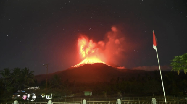 Gunung Lewotobi Laki-laki di Flores Timur, Nusa Tenggara Timur (NTT), meletus pada Jumat (1/8) pukul 20.48 Wita. (PVMBG)