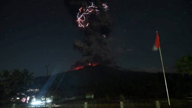 Gunung Lewotobi Laki-laki di Flores Timur, Nusa Tenggara Timur (NTT), meletus pada Jumat (1/8) pukul 20.48 Wita. (PVMBG)